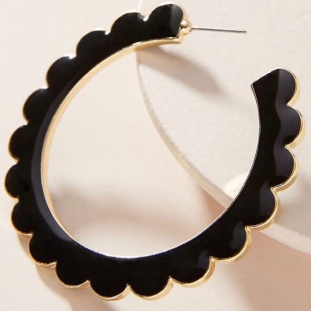 🌺Desideria Scalloped Hoops! - Picture 3 of 4
